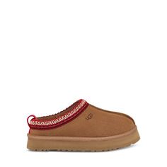 Matière(s) : Suède Couleur(s) : Châtaigne - Pantoufles - Doublure en peau de mouton - Semelle extérieure Treadlite by UGG™ - Détails tressés Tasman - Tirette au talon - Commandez votre pointure normale | Pantoufles Tazz châtaigne pour jeunes enfants en Beige, taille Little Kid 1 - UGG | Little Burgundy Shoes Slippers Sheepskin, Pink Ugg Slippers, Kids Ugg Slippers, 2025 Wishlist, Uggs Tasman, Tazz Slippers, Brown Uggs, Slipper Shoes Women, Ugg Dakota