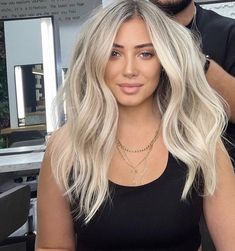 Short Icy Blonde Hair With Shadow Root, Silver Blonde Hair Balayage, Brown Lowlights, Haircut Bangs, Air Touch, Bright Blonde Hair, Chicken Flatbread, Cute Blonde