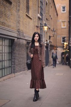 Tokyo Street Fashion, Long Skirt Outfits, Korean Fashion Dress, Korean Street, London Street Style, Korean Girl Fashion, Grunge Style, Korean Street Fashion