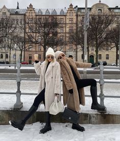 Snow Weather Outfit, Style Long Boots, Ducie London, Winter Vacation Outfits, Ski Trip Outfit, Cold Weather Outfits Winter, Nyc Winter Outfits, Ny Outfits