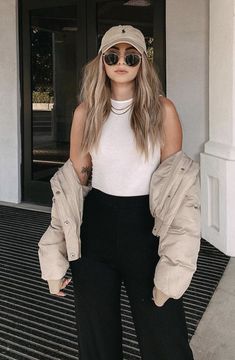 Trendy Spring Fashion 2023, Beige Cap Outfit, Spring Outfits Aesthetic, Trendy Spring Outfits, Aesthetic Spring, Spring Girl, Spring Ideas, Cute Spring Outfits