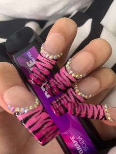 Y2k Nails Mcbling, Bad Acrylics, 2000s Fashion Nails, Y2k Mcbling Pfp, Y2k Mcbling Nails, Mc Bling Nails, Bimbocore Nails, Trashy Y2k Pfp, Snooki Nails