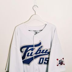 Vintage y2k white Fubu jersey. FUBU 05 Jersey. FUBU 05 graphic logo on chest embroidered badges on sleeve and chest. button up jersey. FUBU ATHLETICS 1992  Fubu jersey Fubu top Fubu shirt Fubu t shirt P2P 31 INCH, LENGTH 36 INCH Size XXXL / Good condition UK AND WORLDWIDE SHIPPING SERVICE  FULLY TRACKABLE SHIPPING SERVICE White Cotton Team Logo Jersey, White Cotton Jersey With Team Logo, White Baseball Collar Cotton Jersey, White Short Sleeve Jersey For Streetwear, White Baseball Jersey With Team Logo And Crew Neck, Casual White Baseball Jersey With Team Logo, White Baseball Jersey With Collar For Fans, White Graphic Print Jersey For Streetwear, White Streetwear Jersey With Team Name