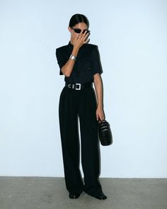 Summer Black Work Outfits, Black Pants Night Out Outfit, Black Pants Street Style, Spring Outfits Black Pants, Summer Office Looks For Women, Corporate Street Style, Cool Corporate Outfits, Black And White Office Outfits Women, Black Tshirt Outfit Aesthetic