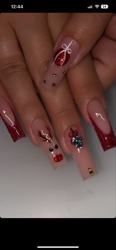 Short Medium Christmas Nails, Christmas Nail Art Designs Snowflakes Red, Christmas Picture Nails, Christmas Nail Designs Medium Length, Baddie Christmas Nails Medium, Red Christmas Nail Designs Short, Simple Grinch Nails Acrylic, Gem Christmas Nails, Red Bow Nails Christmas