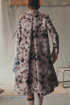 Erdem Resort 2019 London Collection - Vogue Iranian Women Fashion, Maxi Robes, Guest Outfit, Coats And Jackets, Fashion Details, Fashion Board, Beautiful Outfits