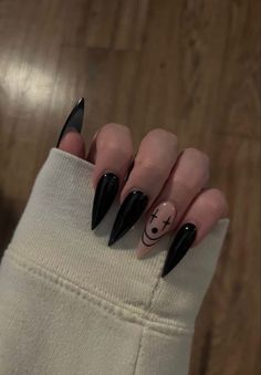 Clown Design Nails, Black Nails Ring Finger Design, Black Nail Designs Grunge, Gothic Simple Nails, Halloween Nails Inspo Aesthetic, Simple Goth Nails Acrylic, Nails Gothic Style, Clown Inspired Nails, Black Nails With Simple Design