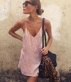 Como usar veludo? Vestido de veludo Chic Pink Slip Dress For Day Out, Pink Slip Dress For Day Out, Chic Spring Slip Dress For Day Out, Velvet One Piece Dresses, Velvet One Piece, Short Beach Dresses, Short Dress White, Velvet Slip Dress, Mode Tips