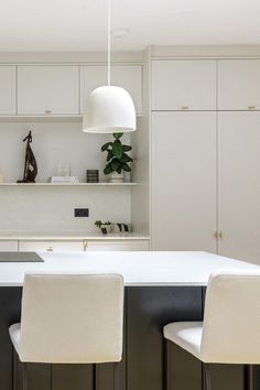 The couple placed a strong emphasis on blending functionality and aesthetics. Storage was essential, providing ample space to tuck away all their kitchen gadgets, while integrated appliances keep the space clean and uncluttered. The kitchen is both highly practical and visually striking, blending natural textures, a neutral palette, and Scandinavian-inspired elements.