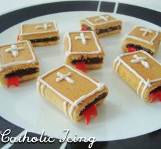 there are many cookies that have been made to look like caskets on the plate