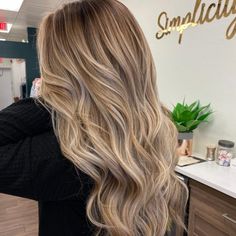 30 Balayage Hair Ideas You Would Want To Try Today - Social Beauty Club Dirty Blonde Hair With Highlights, Balayage Hair Ideas, Warm Blonde Hair, Soft Shiny Hair, Summer Blonde Hair, Blonde Hair Transformations, Brunette Hair With Highlights, Dyed Blonde Hair, Balayage Blonde