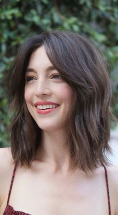 22 Best Curtain Bangs For Every Hair Type : Lob haircut with bang Nem Halloween Makeup, Lob Haircut With Bangs, Bangs With Medium Hair, Lob Hairstyle, Lob Haircut, Long Hair With Bangs, Short Hair With Bangs, Haircuts With Bangs, Medium Hair Cuts