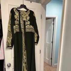 Middle Eastern Abaya. Thobe, Thoub, Modest Dress. Size 2. Soo Much Prettier And Fancier Than The Pictures. It’s A A Flare Cut With Gold Designs Throughout Purchased For $325 Still New Never Worn But Opted For A Different Outfit. Equivalent To A Size 40 Euro Size. Very Fancy Outfit Formal Festive Abaya, Festive Formal Abaya, Elegant Long Sleeve Festive Thobe, Festive Elegant Long Sleeve Thobe, Green Long Sleeve Abaya For Evening, Elegant Green Evening Abaya, Elegant Evening Green Abaya, Elegant Green Thobe For Festive Occasions, Elegant Long Sleeve Green Thobe