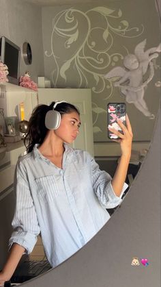 headphone aesthetic, mirror selfie, cute pose Paisley Nelson, Airpods Pro Max, Headphone Outfit, Apres Ski Boots, Apple Headphones