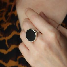 An elegant black onyx ring that catches the eye. It is very comfortable and perfect to wear at any time of the day. Its simple and refined design makes this ring a must-have piece of jewelry to combine with any outfit. This wide ring is handmade in high-quality 950 solid silver. 🌷 Nickel-free. Made from ethical and recycled silver. 👉 Look at the size conversion chart in one of the pictures. This ring is made TO MEASURE and on-demand. Make sure you choose the right size; this is a custom order Cabochon Rings, Modern Rings, Contemporary Rings, Wide Silver Band, Geometric Rings, Artist Jewelry, Modern Jewellery Design, Rings Handmade, Contemporary Ring