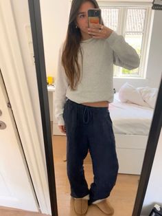 Uncuffed Sweatpants Outfit, Dark Grey Sweats Outfit, Jogging Bottoms Outfit, How To Style Blue Sweatpants, Navy Blue Joggers Outfit, Dark Blue Sweatpants Outfit, Navy Joggers Outfit, Navy Sweatpants Outfit, Airport Outfits Comfy