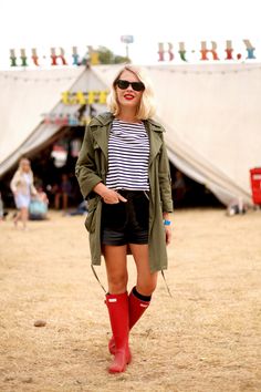 Festival Outfit Rain, Rainy Festival Outfit, Rain Images, Latitude Festival, Jessie Bush, Longer Shorts, Rain Outfit, Festival Mode, Outfit Festival