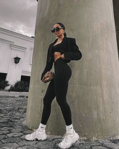 White Shoes Gym Outfit, White Sneaker Gym Outfit, Steve Madden Sneakers Outfit Casual, White Socks And Sneakers Outfit, Steve Madden Sneakers Outfit, Long Socks Outfit, White Socks And Sneakers, Black Capsule Wardrobe, Sumer Style