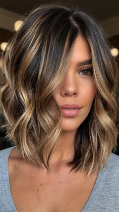 Best Trends for Dark Brown Hair With Highlights Long Bob 💁 Caramel Highlights On Brown Hair Bob, Fall Hair Colours 2024, Dark Caramel Balayage Short Hair, Med Bob Haircuts, Short Hair With Caramel Highlights, Live In Blonde Hair, Bob Caramel Balayage, Caramel Balayage Lob, Caramel Balayage Short Hair