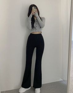 Dark 90s Fashion, Cutbray Style, 2022 Outfits, Korean Casual Outfits, Easy Trendy Outfits, Crop Top Outfits, Ulzzang Fashion, Fashion Mistakes, Girls Fashion Clothes