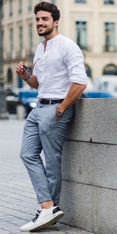 Tienda Online. Deportivo, elegante o casual? Cual es tu outfits para hombres favorito? Cada día hay más hombres que se preocupan tanto en su cuidado personal, como en el estilo de vestir. Más hombres se suman a la moda de outfit para ir al trabajo, de fiesta, a bodas o bautizos, de fiesta, al gimnasio… No es necesario tener un evento o una cita importante para que los chicos luzcan aspectos envidiables ya que detrás de estas personas, se esconden auténticos guerreros en el día a día. Mens Photoshoot Poses, Men Photoshoot, Elegant Outfits, Mens Fashion Blog, Dapper Gentleman