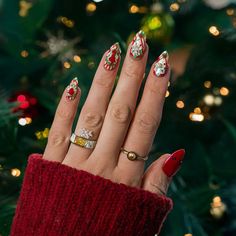 Elegant christmas nail design ideas with a modern and festive twist Christmas Nail Inspo Aesthetic, Holly Berry Nails, Nail Inspo Aesthetic, Christmas Nail Inspo, Holiday Themed Nails, Berry Nails, Christmas Nail Art Easy