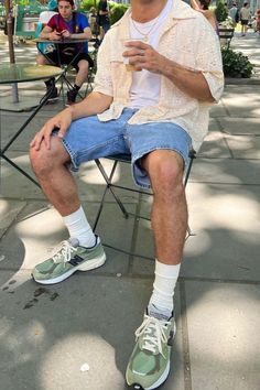 Man Jorts Outfit, Summer Fit Men Streetwear, New York Sneakers Outfit, Guys In Jorts, Jorts Mens Outfits Summer, Cute Guy Outfits Summer, Mens Streetwear Inspiration, Mens Jorts Fit, Mens Outfit New Balance