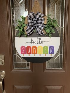 a door hanger with the words hello summer on it and a bow in front