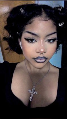 Emo makeup tips! Goth Makeup On Black Women, Dark Makeup Looks Gothic, Unapproachable Makeup Black Women, Black Goth Women, Emo Aesthetic Makeup, Pretty Goth Makeup, Vampire Makeup Aesthetic