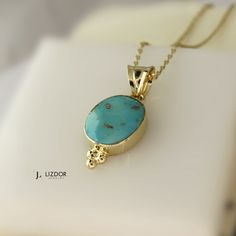 Genuine Turquoise Necklace 14k Solid Gold Oval Turquoise Pendant Vintage Style Jewelry Christmas Gift For Her Handmade Fine Jewelry ▶ 𝙋𝙍𝙊𝘿𝙐𝘾𝙏 𝙁𝙀𝘼𝙏𝙐𝙍𝙀𝙎 * 14k Yellow Gold Turquoise Necklace * Turquoise Necklace Width: 1.17 cm( 0.46 in) * Turquoise Necklace Lenght: 2.15 cm( 0.84 in) * Turquoise Necklace Height : 4.67 mm( 0.18 in) * Available in 5 different chain lengths: 42cm (16.5 in), 44cm (17.3 in), 46cm (18.1 in), 48 cm (18.8 in), 50 cm ( 19.6 in) ✔️ Made of real turquoise stone. Handmade Fine Jewelry, Real Turquoise, Necklace Turquoise, Vintage Style Jewellery, Christmas Gift For Her, Jewelry Christmas, Christmas Gift Jewelry, Genuine Turquoise, Evil Eye Bracelet