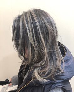 Grunge Hair Highlights, Light Streaks Hair, Chunky Ash Blonde Highlights On Dark Hair, Stunk Hairstyle, White Chunky Highlights, Skunk Chunky Highlights, Light Streaks In Dark Hair, Color Dyed Hair Ideas, Platinum Blonde Highlights On Black Hair