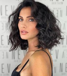 Haircuts That Look Good Curly Or Straight, Black Medium Hairstyles, Natural Wavy Hairstyles Mid Length, Haircuts For Women Wavy Hair, Lob Wavy Hair, Layered Haircuts Wavy Hair, Curly Lob Haircut, Pelo Bob Ondulado