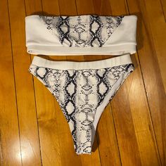 Women’s Snake Print Bikini Size M Never Worn White Bandeau Swimwear For Vacation, White Bandeau Swimwear For Pool, White Strapless Swimwear For Summer, White Bandeau Swimwear For Spring, White Strapless Swimwear For Spring, White Strapless Swimwear For The Beach, White Fitted Bandeau Swimwear, Snake Print, Gray White