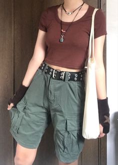 Femboy Short Shorts, Cargo Shorts Aesthetic Outfit, Baggy Clothes Outfit Shorts, Grunge Cargo Shorts Outfit, 90s Summer Outfits Plus Size, Cargo Shorts Outfits Women Y2k, Grunge Outfit With Shorts, Shorts Grunge Outfit, Enby Outfits Summer