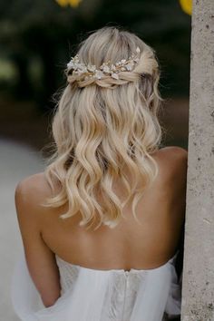 Pour votre mariage, votre look de mariée se doit d’être parfait. Maintenant que vous avez trouvé la robe de vos rêves, il vous faut une jolie coiffure qui la sublimera... Bridesmaids Curls, Medium Wedding, Stylish Updos, Braid Wedding, Kardashian Wedding, Bun Wedding, Veils Wedding, Wedding Hairstyles For Medium Hair, Wedding Hair Half