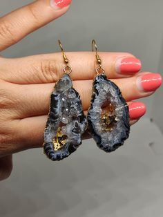 Give the gift of wonder with our Large Geode Earrings. These stunning pieces feature real geodes, each a natural masterpiece, capturing the beauty of crystalline formations. Make a statement with this unique gift that reflects the Earth's artistry 🔸Hypoallergenic  🔸40mm  stone size 🔸Color may vary according to lighting 🔸Gold filled We offer  🔸Fast shipping  🔸Free shipping  🔸Polishing cloth 🔸Free item with orders of 100€ 🔸Gift box 🎁 🔸Great customer service Agate Drop Earrings Gift, Agate Drop Earrings As A Gift, Agate Drop Earrings For Gift, Agate Gemstone Dangle Earrings, Dangle Crystal Earrings With Gemstone Accents As Gift, Agate Drop Earrings With Matching Set, Trendy Agate Drop Earrings, Agate Gemstone Drop Earrings, Agate Gemstone Earrings Gift