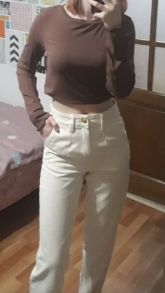 Cream Mom Jeans Outfit, Cream Mom Jeans, Cream Jeans, Mom Jeans Outfit, Brown Top, Jeans Outfit, High Contrast, College Outfits, Jean Outfits