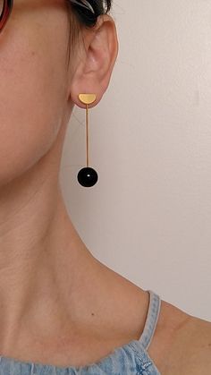 Mismatched earrings.Assymetrical earrings made of:► Gold plated brass, two microns► Glass pieces► The total lenght is 2 inches (5cm aprox)► Lightweight for everiday look Modern Long Drop Linear Earrings As Gift, Minimalist Metal Linear Earrings For Party, Modern Brass Linear Earrings For Party, Minimalist Metal Linear Earrings For Formal Occasions, Minimalist Geometric Earrings For Party, Modern Geometric Linear Earrings For Gifts, Modern Pierced Brass Linear Earrings, Modern Brass Linear Earrings For Formal Occasions, Modern Brass Linear Earrings For Formal Events