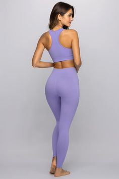 Our AMARA Seamless Outfit featuring a high quality, performance nylon/spandex blend that's perfect for a full range of workouts, from jogging to leg days, this set will perform amazing! 80/20 Performance Nylon/Spandex Blend Seamless Set Perfect for all workouts Squat proof Seamless Outfit, Ladies Gym Wear, Leg Days, Air Sports, Fitness Outfits, Female Pose Reference, Womens Workout Outfits, Squat Proof, Sporty Chic