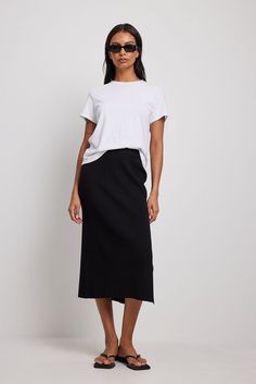 This skirt features a high waist, a midi length with a side slit and a stretchy, knitted material. Rock Outfit, Rock Outfits, High Waist Skirt, Mid Length Skirts, Future Fashion, Na Kd, Black Skirt, Look Fashion, Black Noir