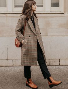 Checkered Coat, Stile Hijab, Fall Fashion Coats, Gala Fashion, Academia Fashion, Paris Mode, Looks Street Style, Coat Outfits, Mode Inspo