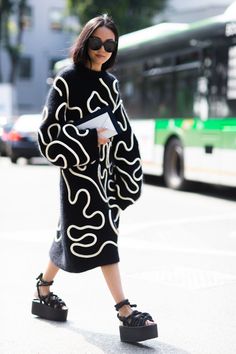 Yoyo Cao, Street Style 2017, Outfit Vintage, Black Dress Outfits, Looks Black, Milan Fashion Weeks, Street Style Inspiration, Mode Inspo