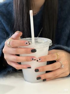 Gel Nails Dark, Shellac Nail Designs, Feather Nails, Nails Dark, Vintage Nails, Gel Nails Diy, Simple Gel Nails, Casual Nails, Pretty Gel Nails