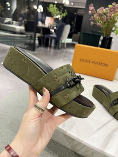 Louis Vuitton Jumbo Flatform Mule Green For Women LV – Petaba Shop Designer Slides, Mode Zara, Lv Shoes, Comfortable Style, New Years Sales, Photo Instagram, Blue Jacket, Comfortable Fashion, Mule