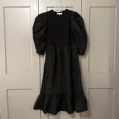 Sea New York Crew Neck Black Midi Dress Puff Sleeve Ruffle Women’s Size Small Excellent Pre-Owned Condition Crew Neck Exaggerated Puff Sleeve Pockets Tiered Ruffle Detail Approx Measurements P2p 18” W 16” L 47” Black Puff Sleeve Dress With Smocked Back, Black Puff Sleeve Midi Dress With Elastic Sleeves, Black Puff Sleeve Midi Dress With Ruffles, Black Midi Dress With Smocked Cuffs, Black Smocked Puff Sleeve Dress, Dress Puff Sleeve, Sea New York, Black Midi, Black Midi Dress