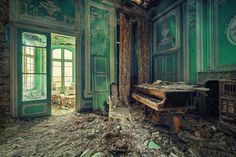 an old room with green walls and peeling paint on the walls, is shown in this screenshot