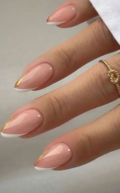 Discover 25+ cute pink nail ideas for a stylish manicure. From simple and natural tones to stunning glittery designs and French tips, explore various shapes like short, almond, oval, and square. Whether it's spring, fall, summer, or winter, find inspiration for your acrylic or gel nails with this collection of pink nail designs. #nudenaildesigns Paznokcie Hello Kitty, Fake Nails Designs, Milky Nails, Nagel Tips, Makijaż Smokey Eye, Almond Nail, Thanksgiving Nails, Elegant Nails