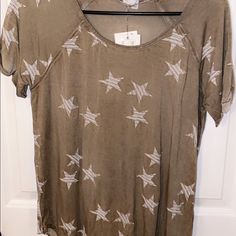 Nwt Vintage Looking T-Shirt With Stars Spring Crew Neck T-shirt With Star Print, Casual Relaxed Fit Tops With Star Print, Trendy Spring Top With Star Print, Trendy Spring Star Print Top, Spring Graphic Tee With Star Print, Casual Crew Neck T-shirt With Star Patch, Summer Crew Neck Top With Star Print, Trendy Star Patch Tops For Spring, Relaxed Fit Graphic Tee With Star Print