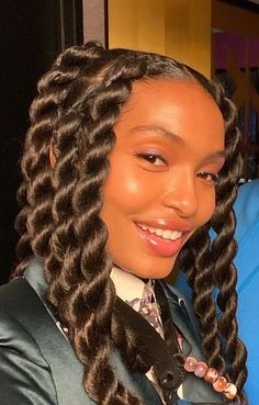 Zoey Hairstyles Blackish, Zoey From Grownish Hairstyles, Grownish Zoey Hairstyles, Zoey Johnson Hairstyles, Medium Twists, Yara Shahidi Hairstyles, Long Twists, Hair Color Hairstyles, Zoey Johnson