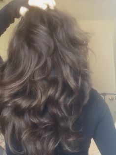 Brunette, hair inspo, coquette hair Black Wavy Layered Hair, Thick Wavy Brunette Hair, 80s Hair Brunette, Wavy Brunette Hair Medium, Brown Hair Claims For Dr, Curled Hairstyles Aesthetic, Brown Hair Wavy Natural, Messy Blowout Hairstyles, Wavy Brown Hairstyles